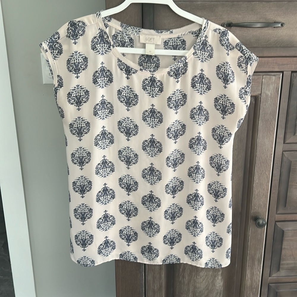 EUC navy and cream Loft blouse